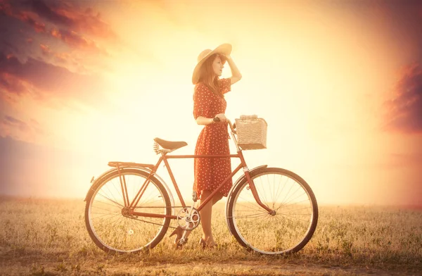 Vacker ung kvinna med cykel — Stockfoto