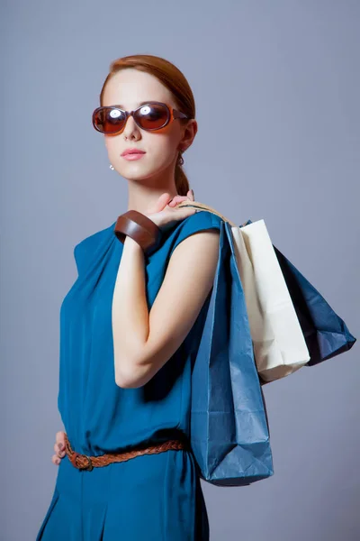 Hermosa mujer joven con bolsas de compras — Foto de Stock