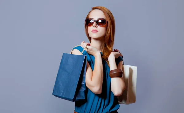 Schöne junge Frau mit Einkaufstaschen — Stockfoto
