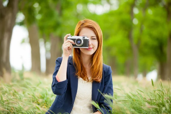 Mladá žena hospodářství retro fotoaparát — Stock fotografie