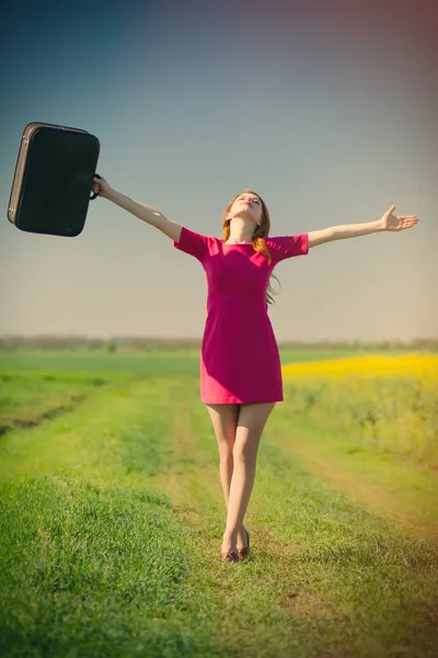 Belle jeune femme avec valise — Photo