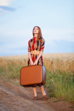 güzel bir genç kadın çanta