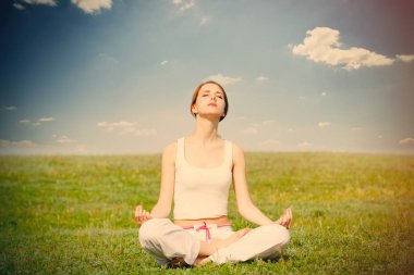 güzel bir genç kadın yoga yaparken  