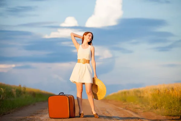 Bela jovem com mala de viagem — Fotografia de Stock