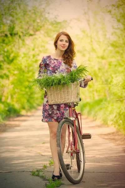 自転車と美しい若い女性 — ストック写真