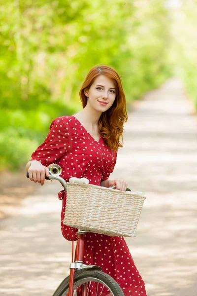 Femeie tânără frumoasă pe bicicletă — Fotografie, imagine de stoc