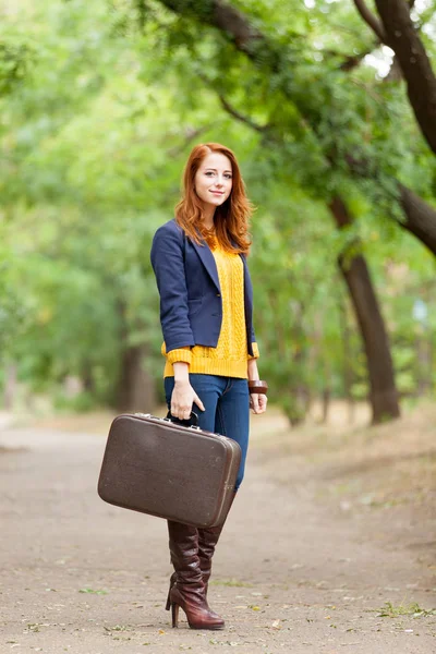 Красивая молодая женщина с чемоданом — стоковое фото