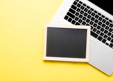 Masanın üstüne boş yazı tahtası