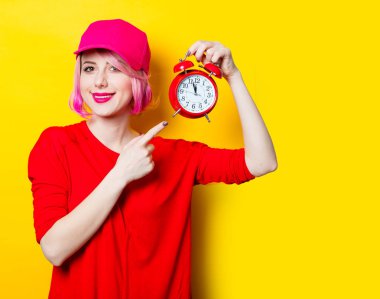 Çalar saati olan kadın.