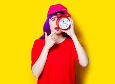 Çalar saati olan kadın.