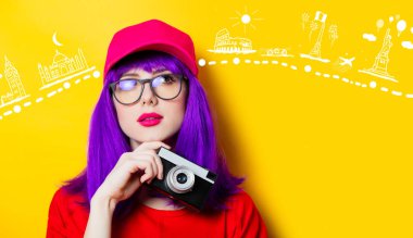 Fotoğraf makinesi olan genç bir kadın.