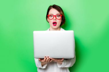 genç bir kadın tutarak laptop