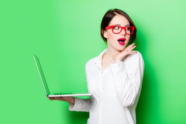 genç bir kadın tutarak laptop