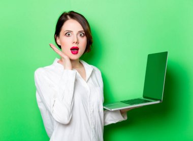 genç bir kadın tutarak laptop