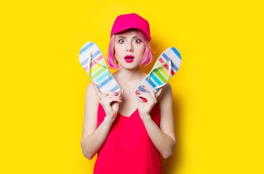 renkli sandalet kadınla