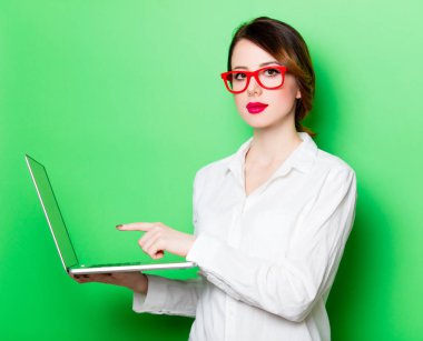 genç bir kadın tutarak laptop