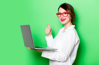 genç bir kadın tutarak laptop