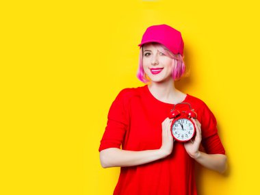 Çalar saati olan kadın.