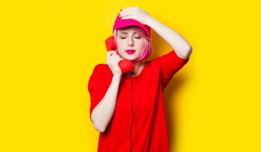 retro telefon olan kadın