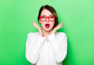 yeşil zemin üzerine genç kadın