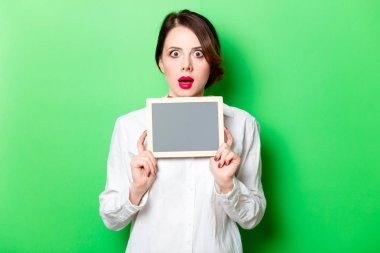 Kara tahta olan kadın