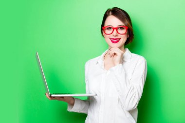 genç bir kadın tutarak laptop