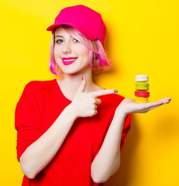 Bademli kurabiye olan kadın