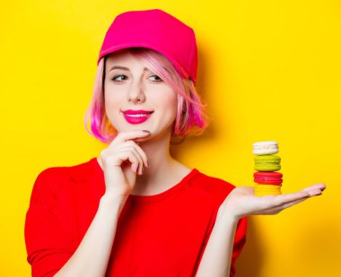 Bademli kurabiye olan kadın