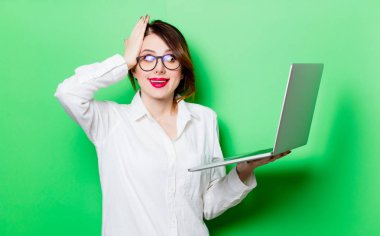 genç bir kadın tutarak laptop