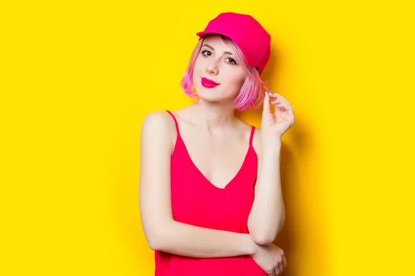 Mujer joven sobre fondo amarillo —  Fotos de Stock