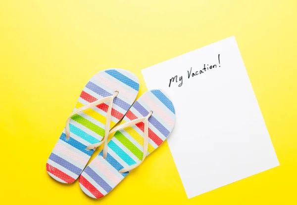 Sandalet ve "benim tatil!" masanın üzerinde yazı ile kağıt — Stok fotoğraf