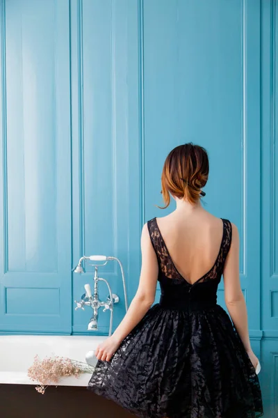 Mujer joven en vestido negro —  Fotos de Stock