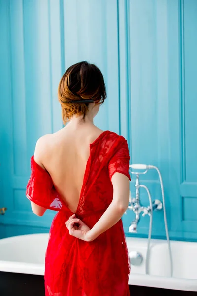 Jovem mulher em vestido vermelho — Fotografia de Stock