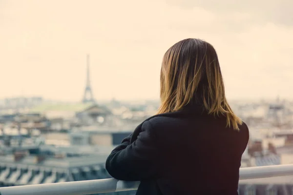 Frau genießt Panoramablick auf Paris — Stockfoto