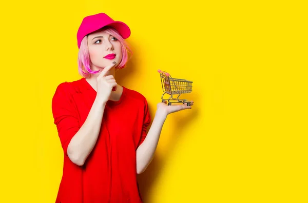 Hermosa mujer joven con carrito de compras —  Fotos de Stock