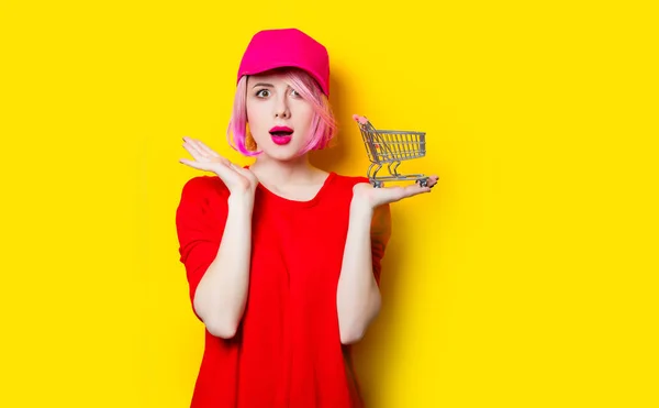 Bella giovane donna con carrello della spesa — Foto Stock