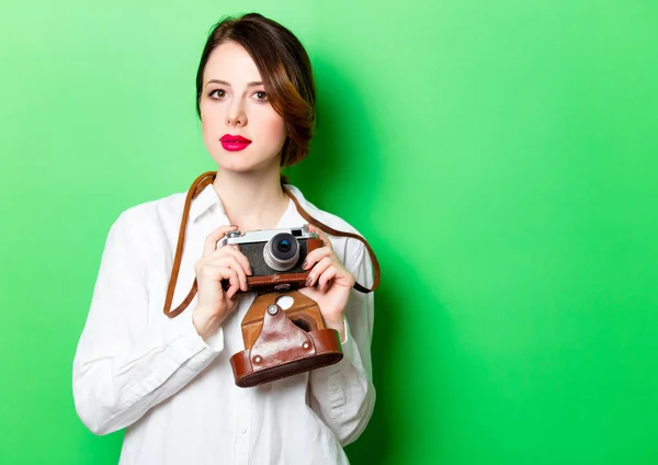 Junge Frau mit Fotokamera — Stockfoto