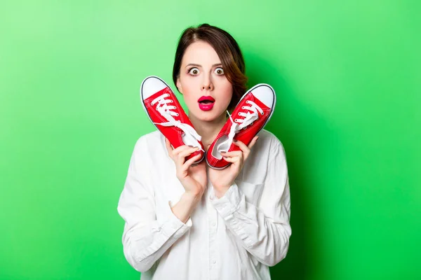 Junge Frau mit Schuhen — Stockfoto