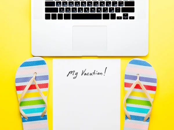 Sandaler och papper med bokstäver "min semester!" på skrivbordet — Stockfoto