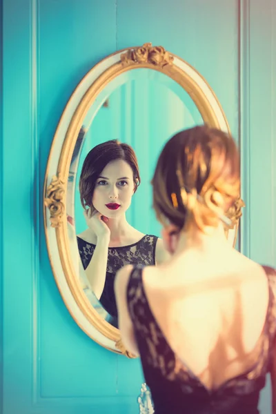 Jovem mulher em vestido preto — Fotografia de Stock