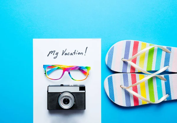 Flipflops en papier met belettering "mijn vakantie" — Stockfoto