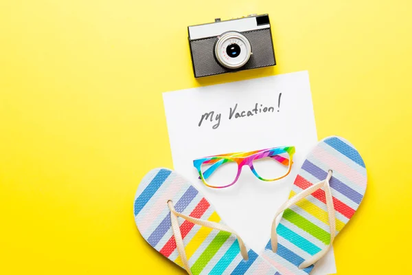 Sandalias y papel con letras "mis vacaciones!" sobre el escritorio — Foto de Stock