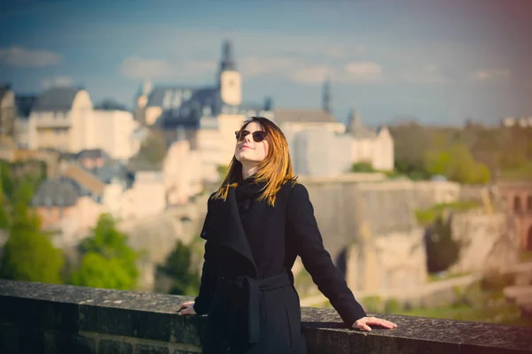 Mujer disfrutando de vista panorámica de Luxemburgo — Foto de Stock