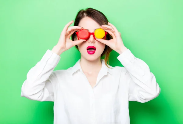 Jonge vrouw met bitterkoekjes — Stockfoto