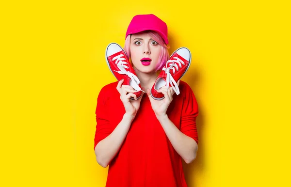 Mujer con zapatos de goma rojos — Foto de Stock