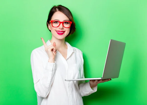 Mujer joven sosteniendo portátil — Foto de Stock