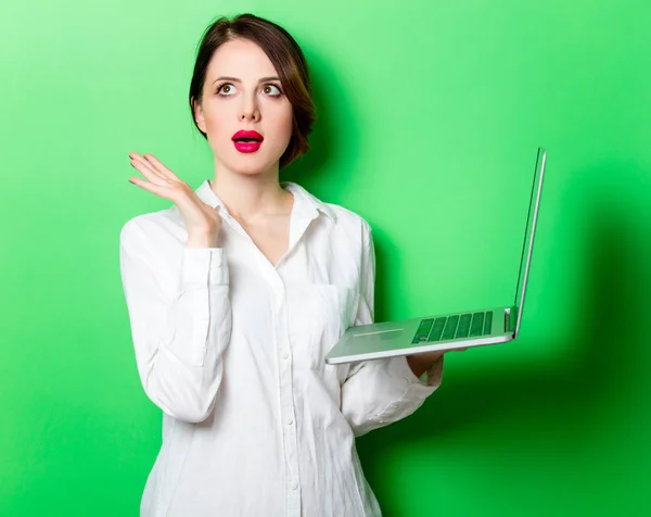 Genç bir kadın tutarak laptop — Stok fotoğraf
