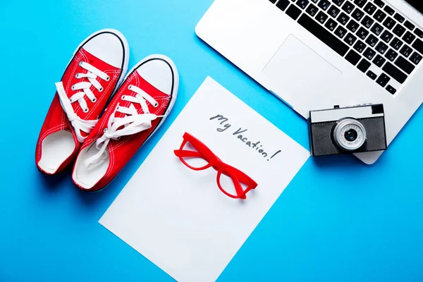 Zapatos de goma y papel con letras "mis vacaciones " — Foto de Stock