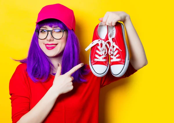 Mujer con zapatos de goma rojos —  Fotos de Stock