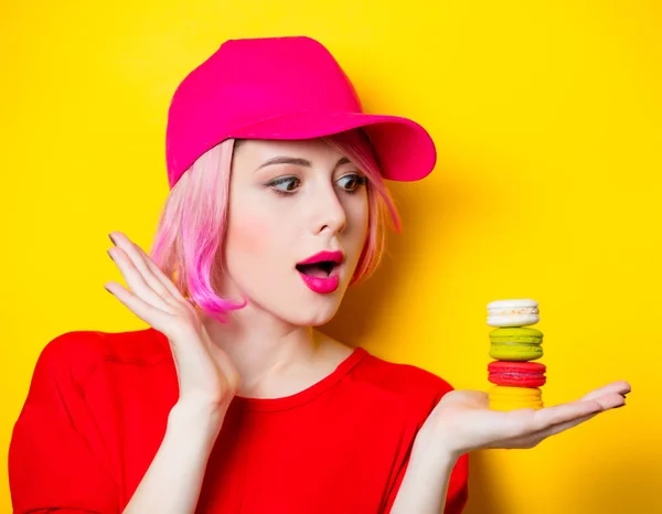 Young woman with macaroons — Stock Photo, Image